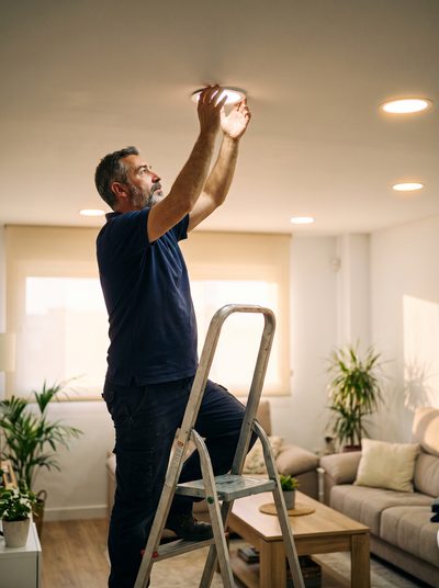 Focos LED instalados en el techo de un salón